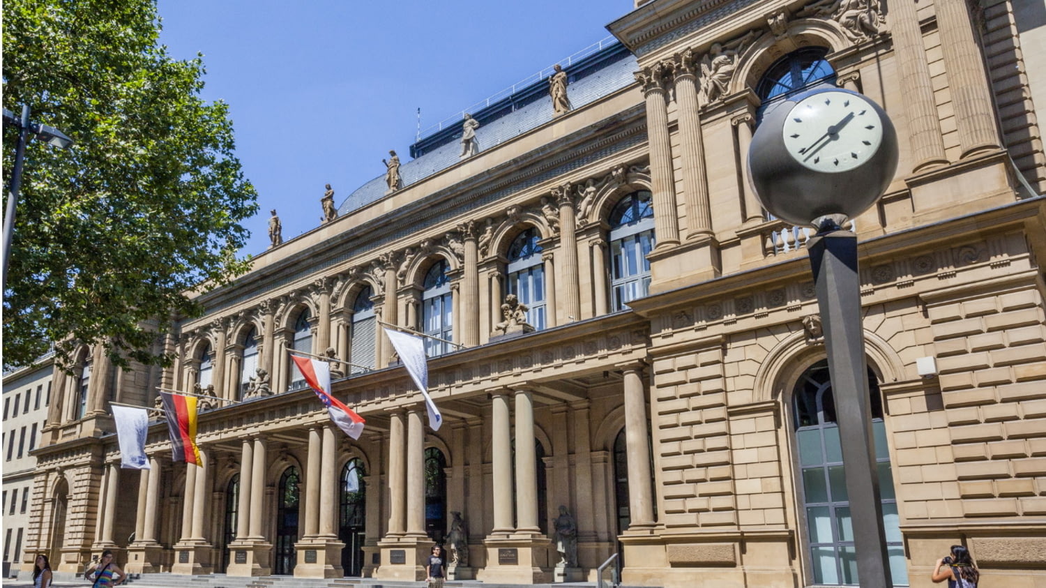 Touristen fotografieren die Frankfurter Börse