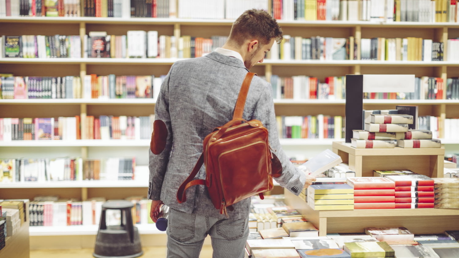 Junger Student betrachtet die Auslage in einer Buchhandlung