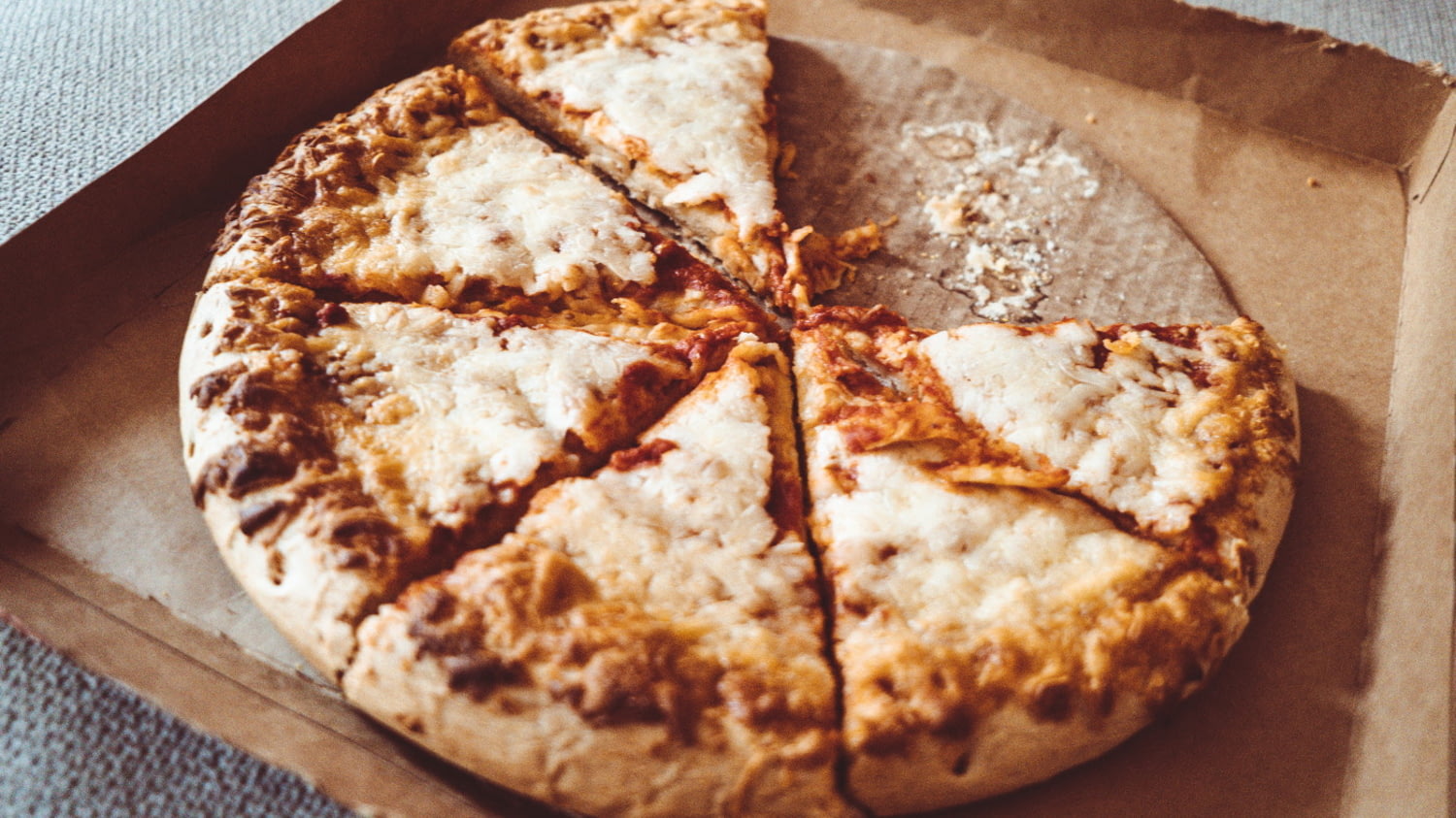 Nahaufnahme von Pizza im Karton